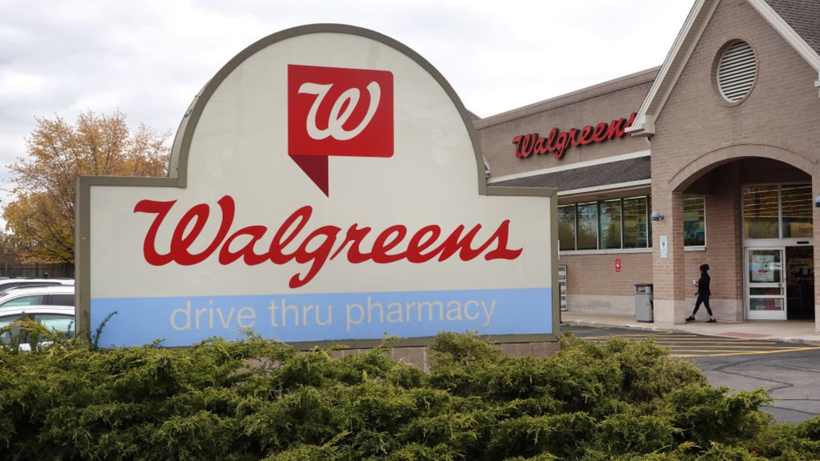 Walgreens заявляет, что к 2027 году закроет 1200 магазинов, согласно оценкам прибыли